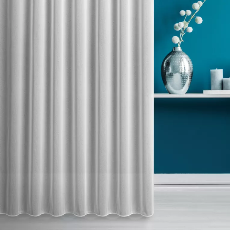 Firana szyta na przelotkach srebrna o strukturze drobnej siatki, nie wymagająca prasowania