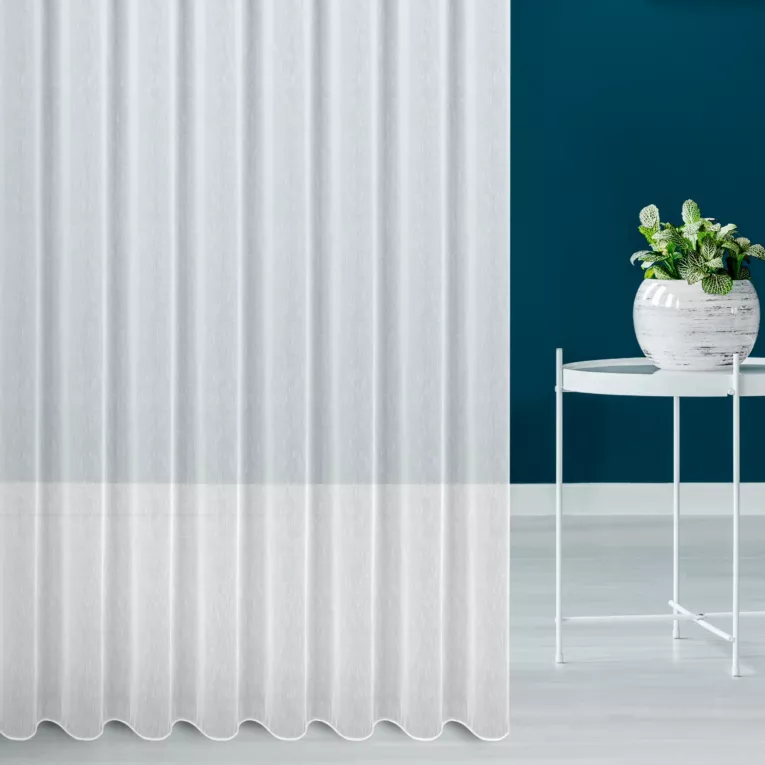 Firana szyta na taśmie fala biała z miękkiej, matowej, półprzezroczystej tkaniny, z efektem deszczyku, wykończona obciążnikiem