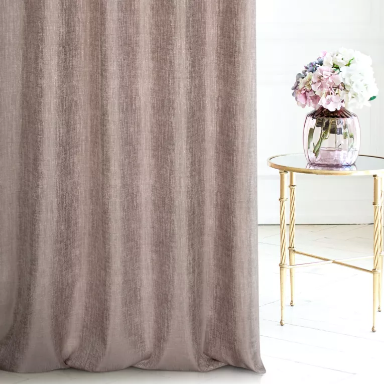 Zasłona szyta na flexach pudrowo różowa z tkaniny melanżowej przetykanej błyszczącą nicią