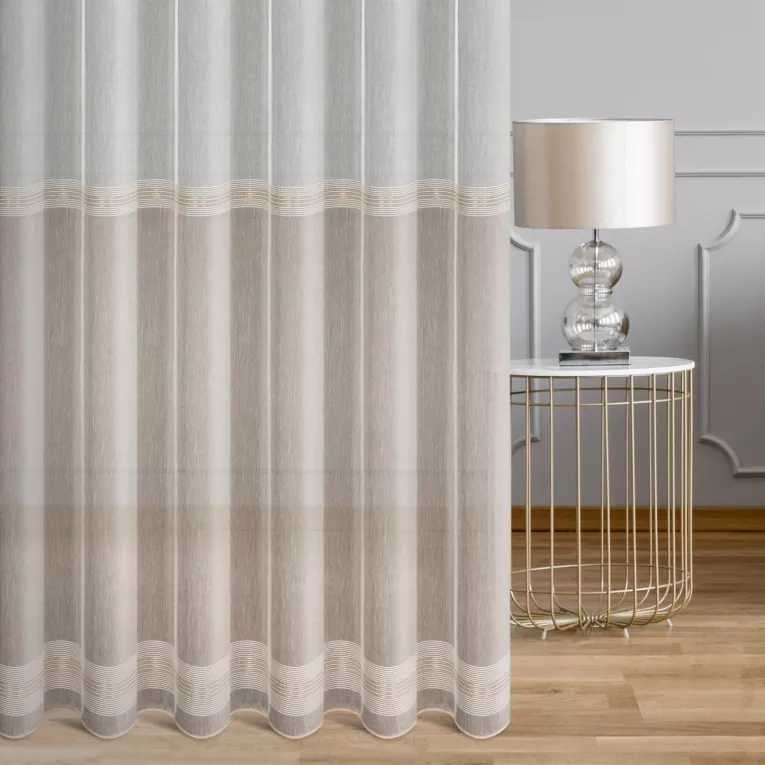 Firana szyta na przelotkach naturalno beżowa z delikatnej etaminy zdobionej błyszczącymi pasami, wykończonej obciążnikiem