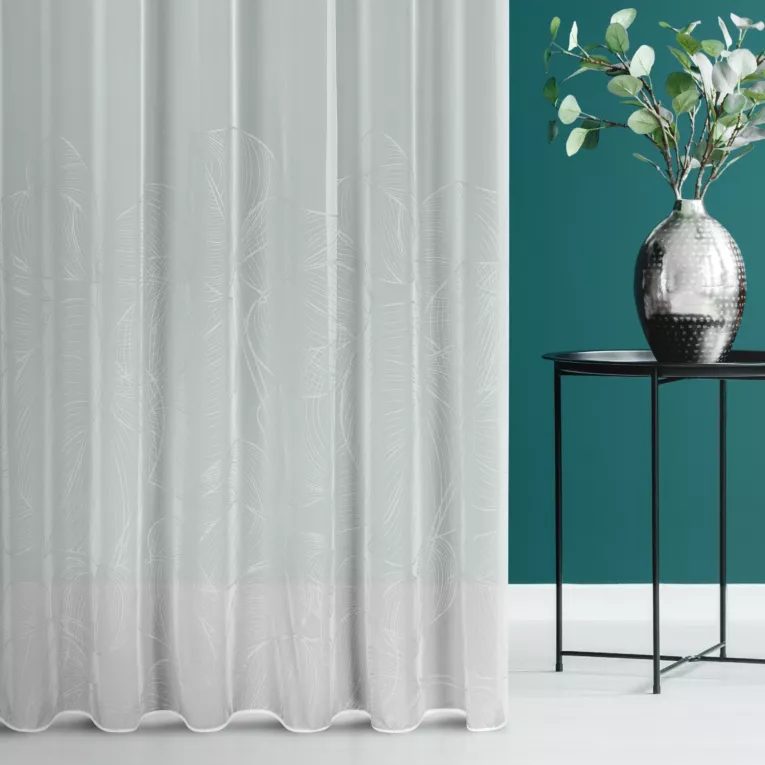 Firana szyta na taśmie fala biało srebrna z tkaniny typu KREPA z delikatnie połyskującym, botanicznym nadrukiem na dole tkaniny, wykończona obciążnikiem