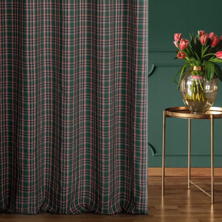 Zasłona szyta na przelotkach zielono granatowa z delikatnej tkaniny w kratkę