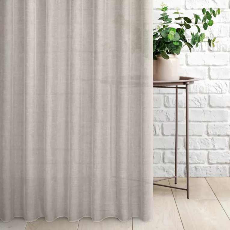 Firana szyta na tunelu beżowa z grubej, matowej tkaniny o naturalnym splocie wykończona obciążnikiem