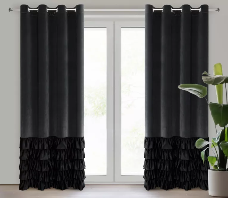 Zasłona czarna zdobiona falbanami z welwetu 140x250 cm przelotka DANI Eurofirany