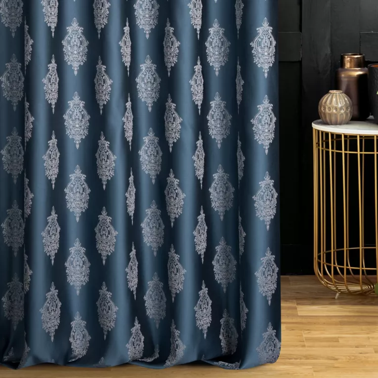 Zasłona szyta na tunelu granatowo srebrna z eleganckiej tkaniny w drobny ornamentowy wzór