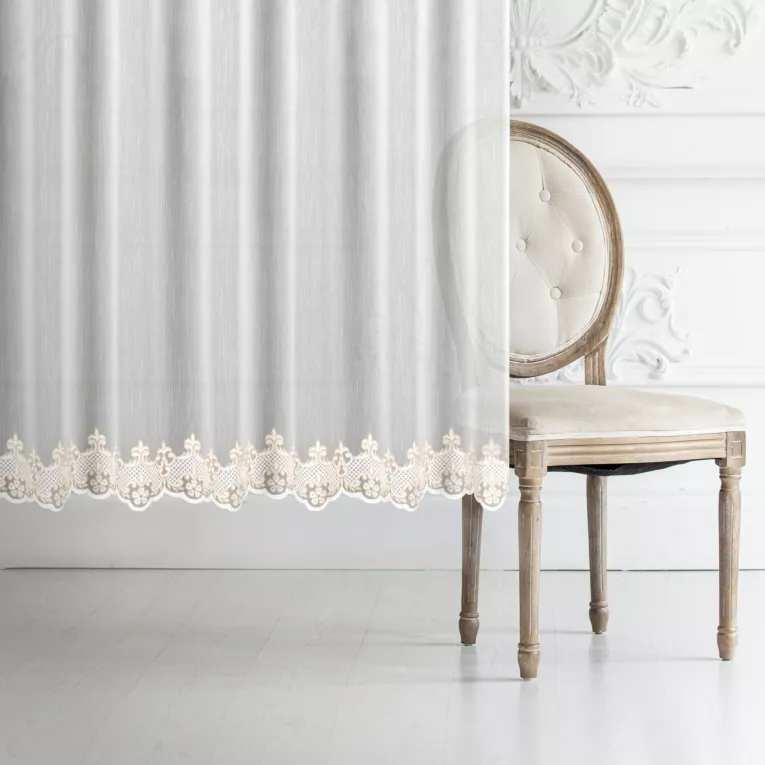 Firana szyta na taśmie 5 cm kremowo beżowa z delikatnej i matowej tkaniny z miękkim, łańcuszkowym haftem dołem