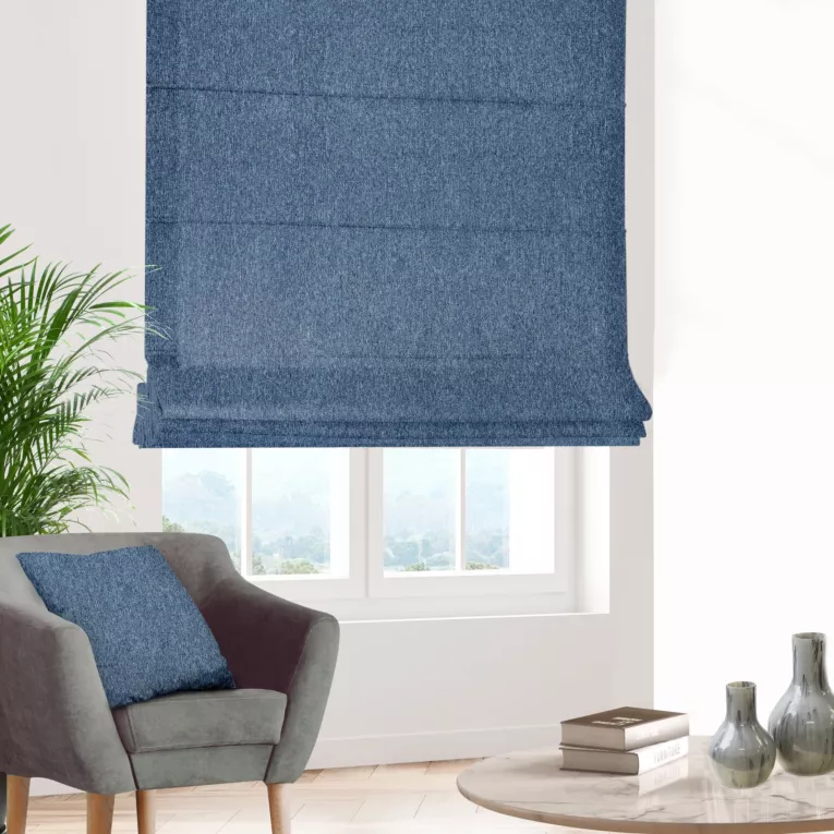 Roleta rzymska granatowa z tkaniny z dodatkiem połyskującej nici, z widocznym ozdobnym splotem