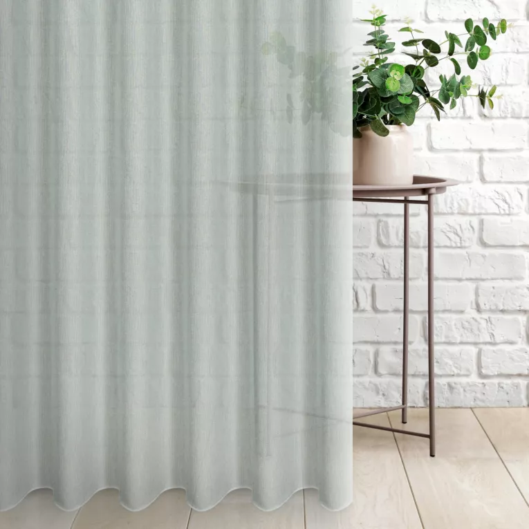 Firana szyta na przelotkach miętowa z matowej siatki o naturalnym wyglądzie, wykończona obciążnikiem