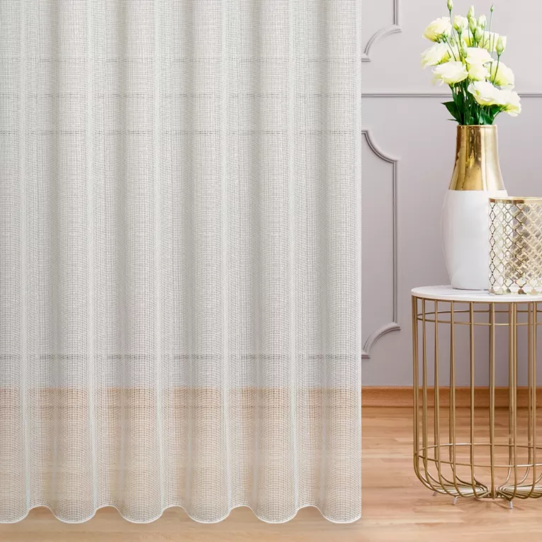 Firana szyta na tunelu kremowo złocista z delikatnej siateczki przetykanej błyszczącą, lureksową nicią wykończona obciążnikiem Italissima Eva Minge