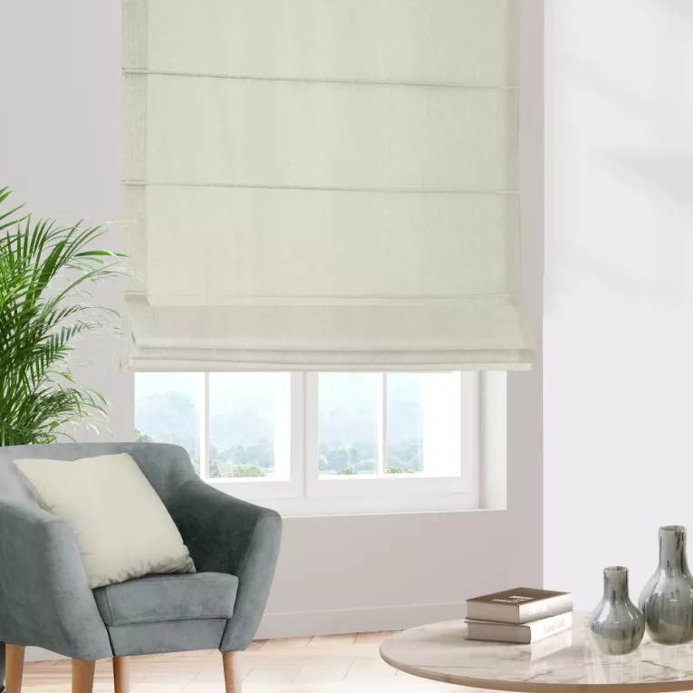 Roleta rzymska ciemnokremowa z tkaniny z dodatkiem połyskującej nici, z widocznym ozdobnym splotem