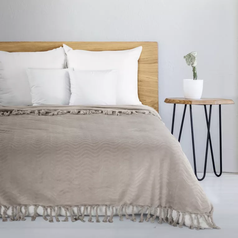 Koc flano 150x200 cm beżowy z wytłaczanym wzorem i dekoracyjnymi frędzlami EMMA Eurofirany