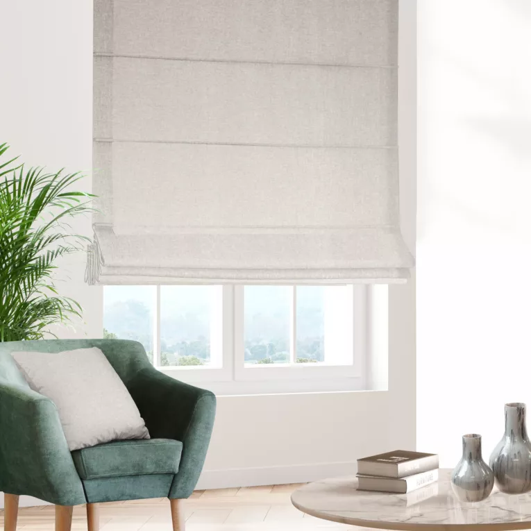 Roleta rzymska beżowa z tkaniny typu dimout o średnim stopniu zaciemnienia