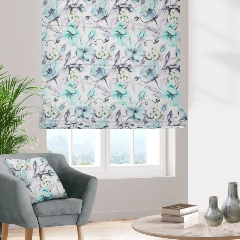 Roleta rzymska NICOLA biało jasnoturkusowa z miękkiej tkaniny o naturalnym splocie w malarski kwiatowy wzór