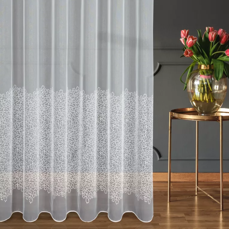 Firana szyta na tunelu biała z delikatnie połyskującej tkaniny typu PERU, zdobionej haftem oraz cekinami
