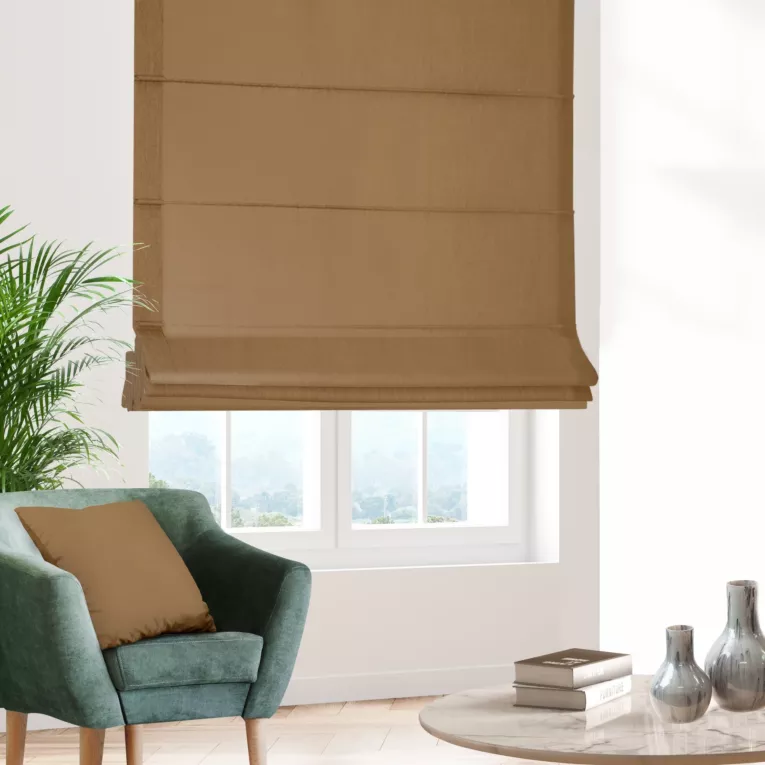 Roleta rzymska złocista z gładkiej zaciemniającej tkaniny typu dimout