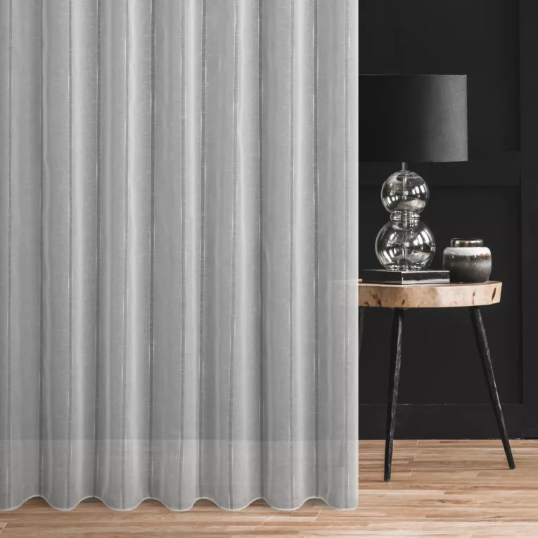 Firana szyta na taśmie 5 cm biała z matowej etaminy w pionowe pasy, wykończona obciążnikiem w stylu eko