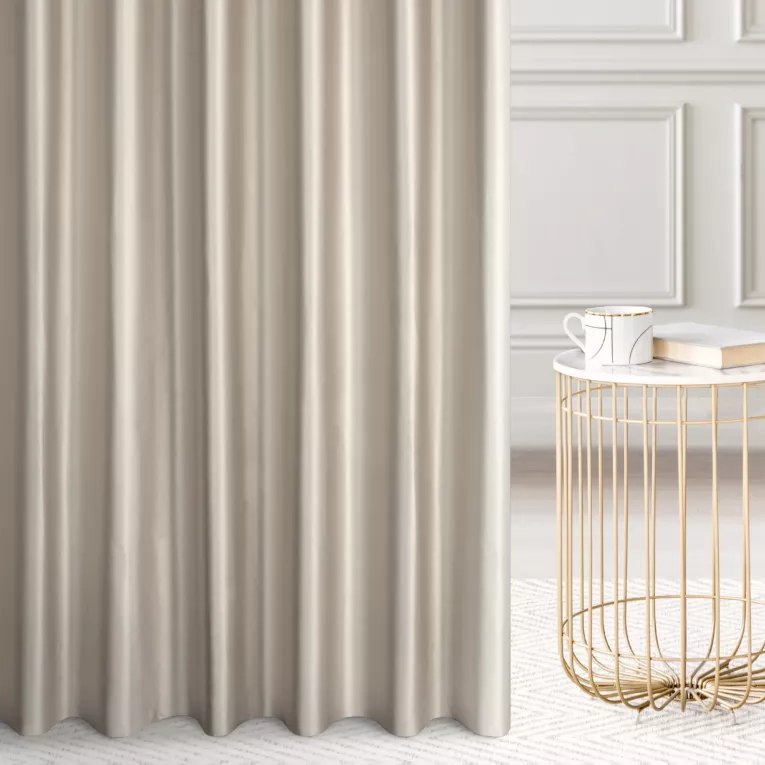 Zasłona szyta na taśmie fala beżowa z tkaniny o satynowym połysku zaciemniającej w 100%