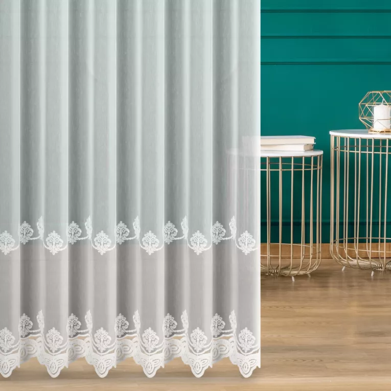 Firana szyta na flexach biała z matowej tkaniny ADEN ozdobionej kordonkowym haftem i aplikacją