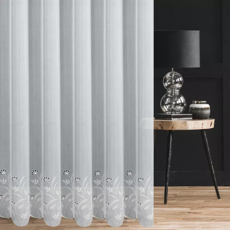 Firana szyta na taśmie fala biała z matowej tkaniny w drobny deszczyk ozdobionej roślinnym haftem z efektem ażuru