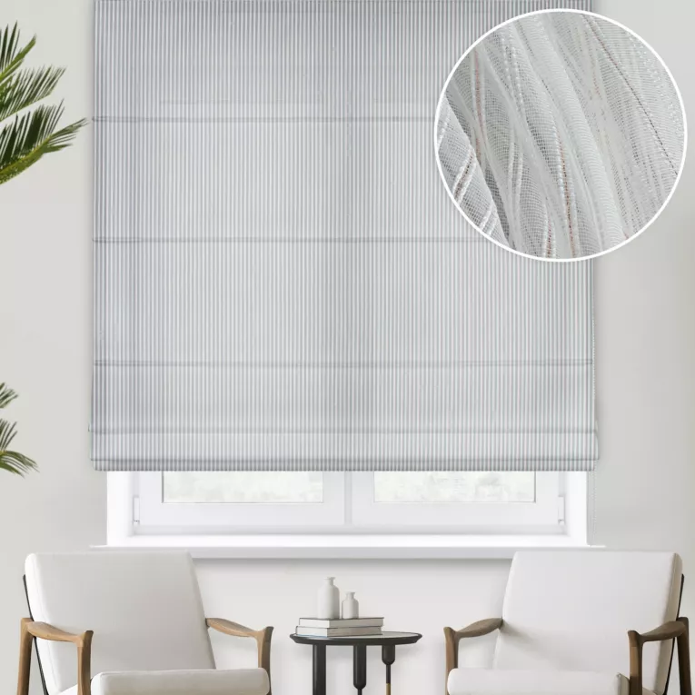 Roleta rzymska biało miedziana tkanina w cienkie pionowe pasy, zdobione połyskującą nicią w miedzianym kolorze, wykonczona obciążnikiem