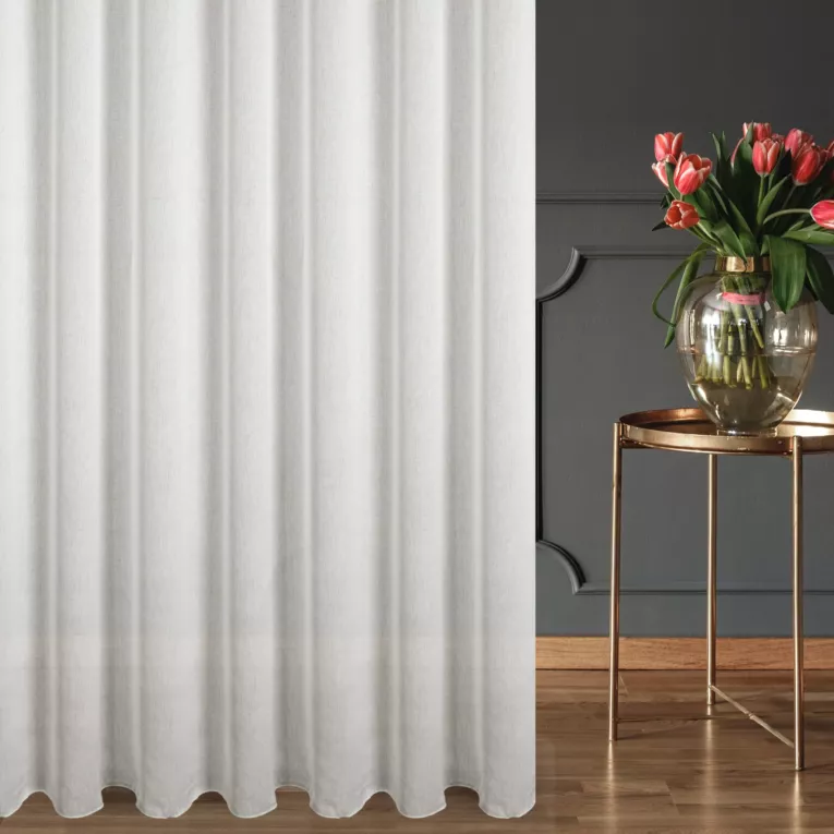 Firana szyta na taśmie 8 cm srebrna z półmatowej etaminy o luźnym splocie, wykończona obciążnikiem