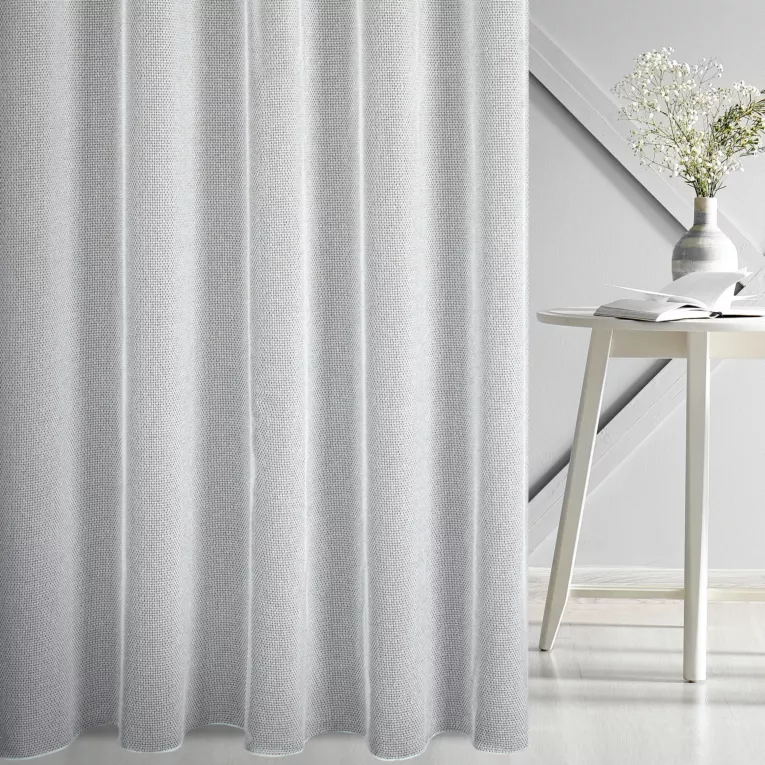 Firana szyta na flexach biało srebrna z eleganckiej siatki w stylu glamour z połyskliwą nicią, wykończona obciążnikiem Italissima Eva Minge