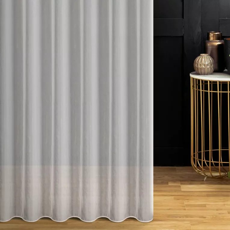 Firana szyta na flexach biało szampańska z matowej tkaniny szyfonowej z błyszczącym nadrukiem