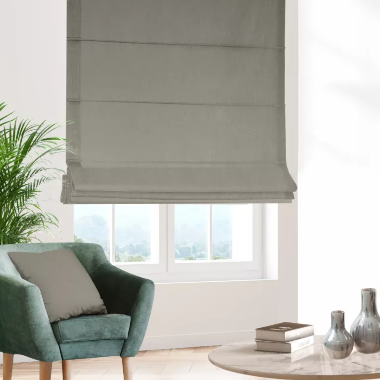 Roleta rzymska jasnobeżowa z tkaniny blackout zaciemniającej w 100% o naturalnej strukturze