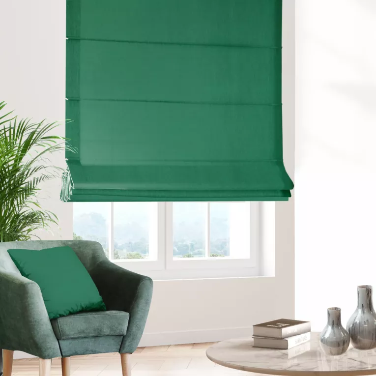 Roleta rzymska zielona z gładkiej zaciemniającej tkaniny typu dimout