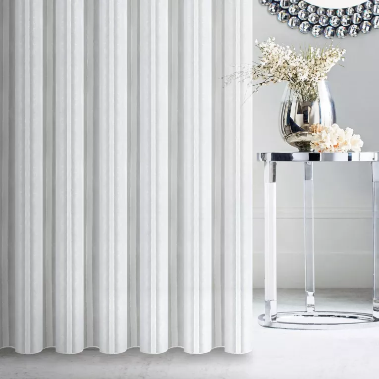 Firana szyta na taśmie fala HERRA biało srebrna z lekko błyszczącej tkaniny w wąskie paski