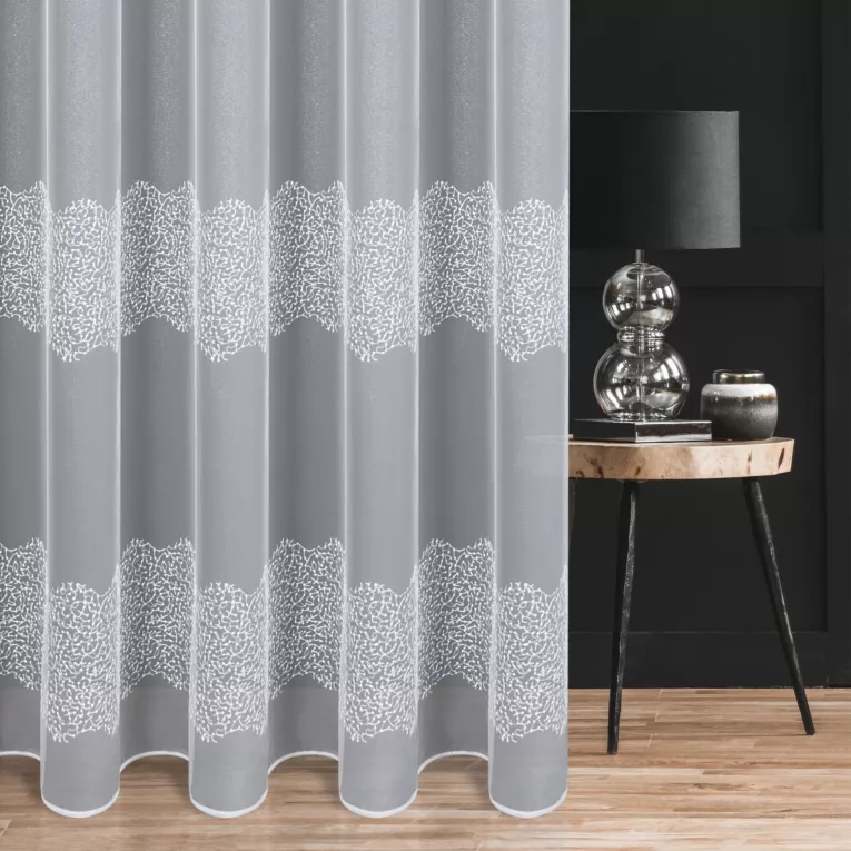 Tkanina firanowa typu peru błyszcząca zdobiona haftowanymi pasami zakończona szwem obciążającym Eurofirany