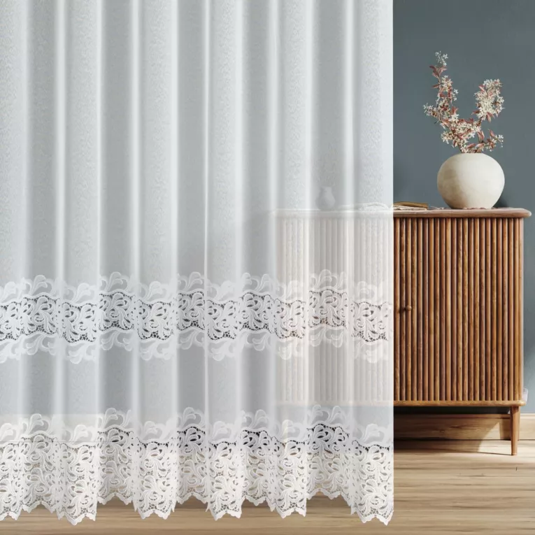 Firana szyta na taśmie 5 cm biała z matowej markizety ozdobionej fantazyjną aplikacją