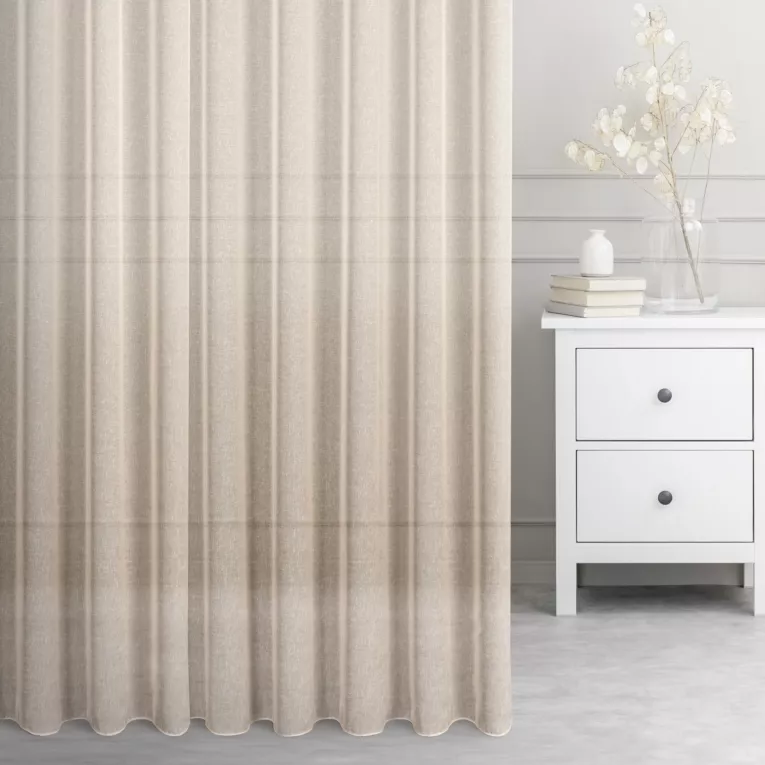 Firana szyta na przelotkach beżowa z gładkiej matowej etaminy o naturalnym splocie, wykończona obciążnikiem