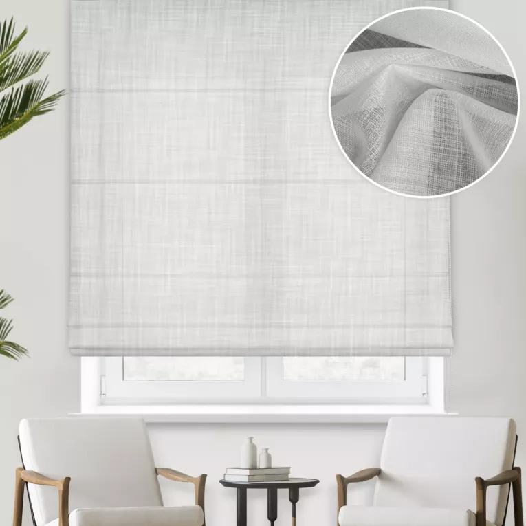 Roleta rzymska biała z gładkiej matowej etaminy o naturalnym splocie, wykończona obciążnikiem