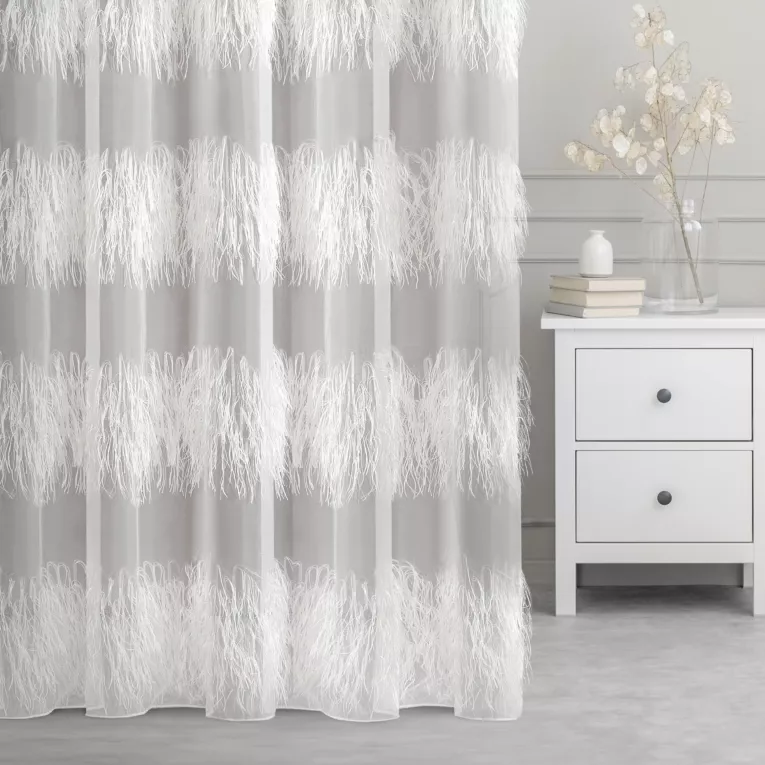 Firana szyta na przelotkach PATRICIA biała z przezroczystej tkaniny z puszystymi frędzlowymi pasami