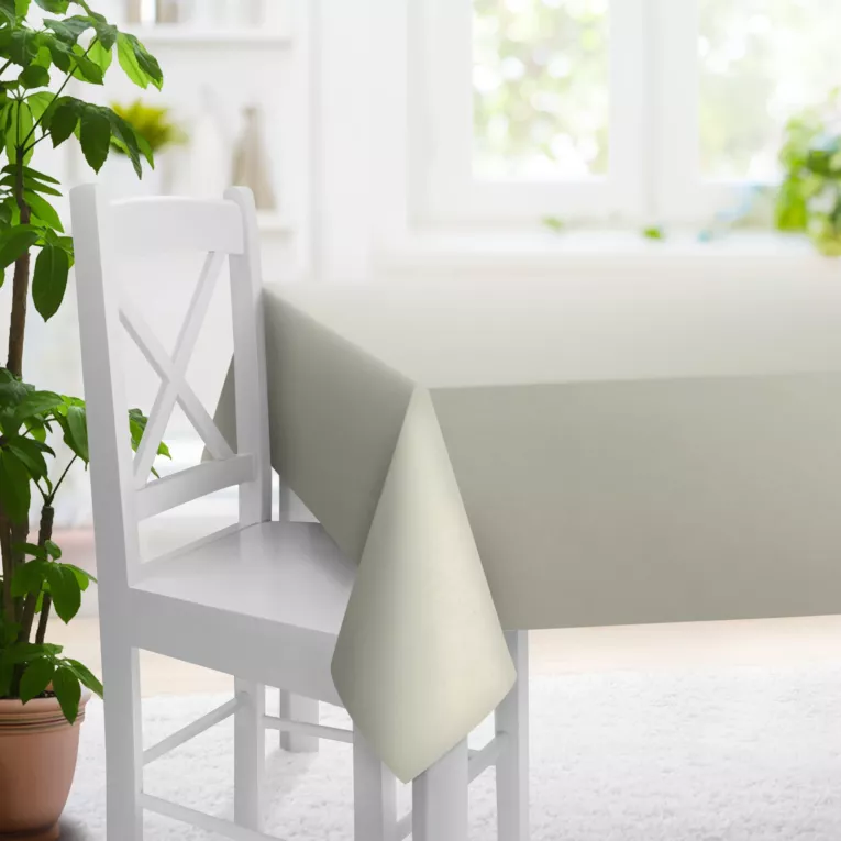 Obrus szyty beżowy z gładkiej zaciemniającej tkaniny typu dimout