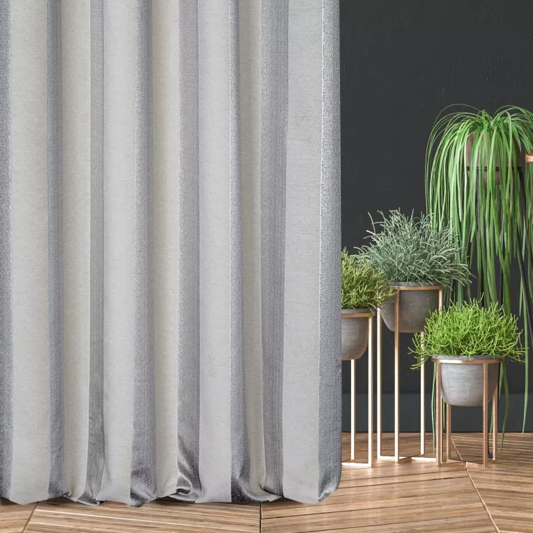 Zasłona szyta na taśmie fala srebrna z szenilowej tkaniny w klasyczne pionowe pasy przetykane błyszczącą nicią