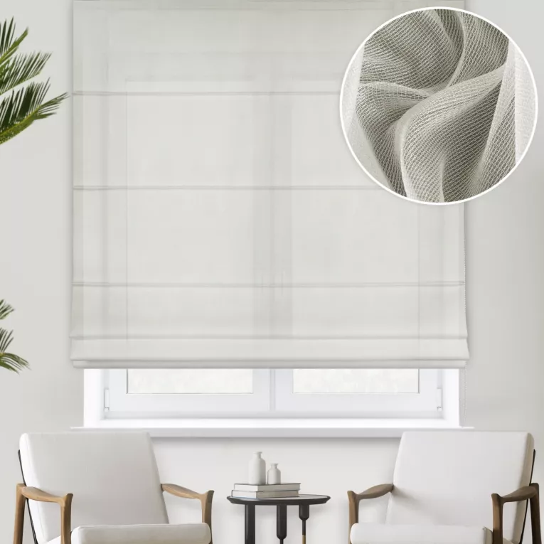 Roleta rzymska naturalna z miękkiej tkaniny o lekkim splocie i delikatnym połysku, wykończona obciążnikiem