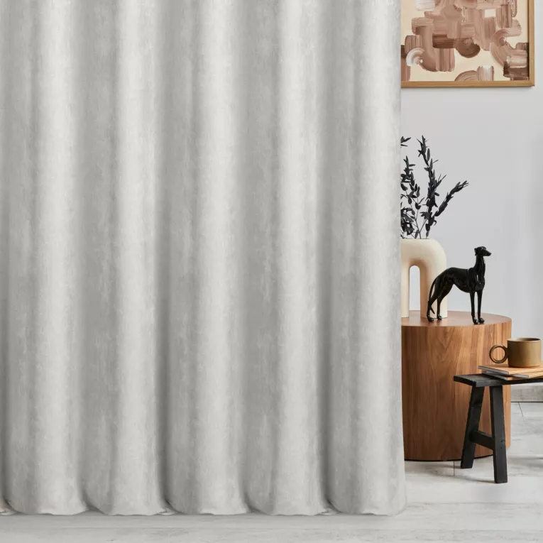 Zasłona szyta na przelotkach jasnosrebrna z tkaniny o szenilowej strukturze