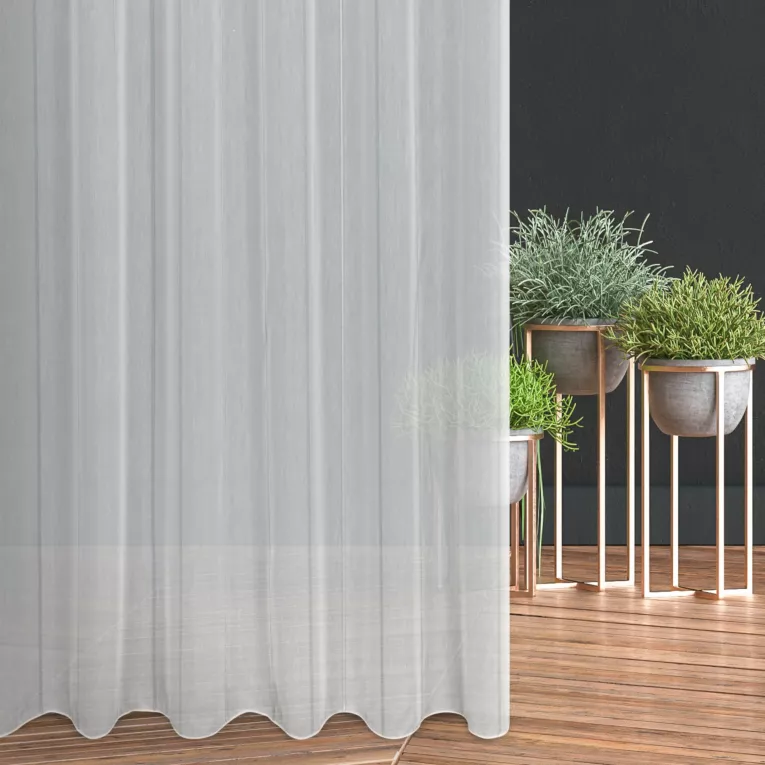 Firana szyta na flexach biało granatowa z miękkiej tkaniny o naturalnym splocie z pionowymi pasami, wykończona obciążnikiem