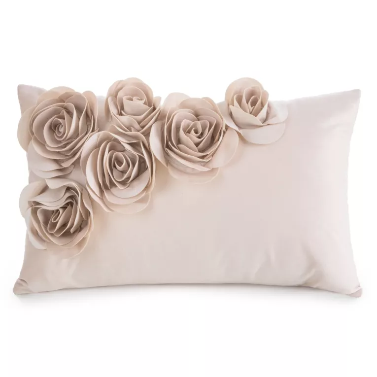 Poszewka na poduszkę 30 x 50 cm welwetowa kolor pudrowy zdobiona aplikacja w róże Eurofirany