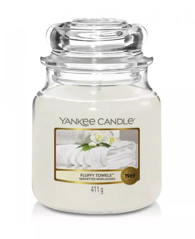 Średnia świeca zapachowa w szklanym słoiku z pokrywką YANKEE CANDLE o zapachu  Fluffy Towels