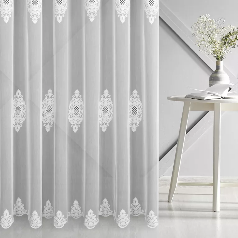 Firana szyta na flexach biała z miękkiej tkaniny typu ADEN z efektem deszczyku, zdobiona haftem łańcuszkowym