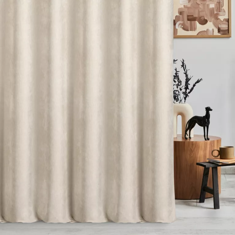 Zasłona szyta na przelotkach beżowa z tkaniny o szenilowej strukturze