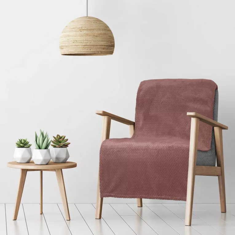 Narzuta na fotel-koc 70x160 cm różowy miękki i miły w dotyku z wytłaczanym wzorem CINDY DESIGN 91 Eurofirany