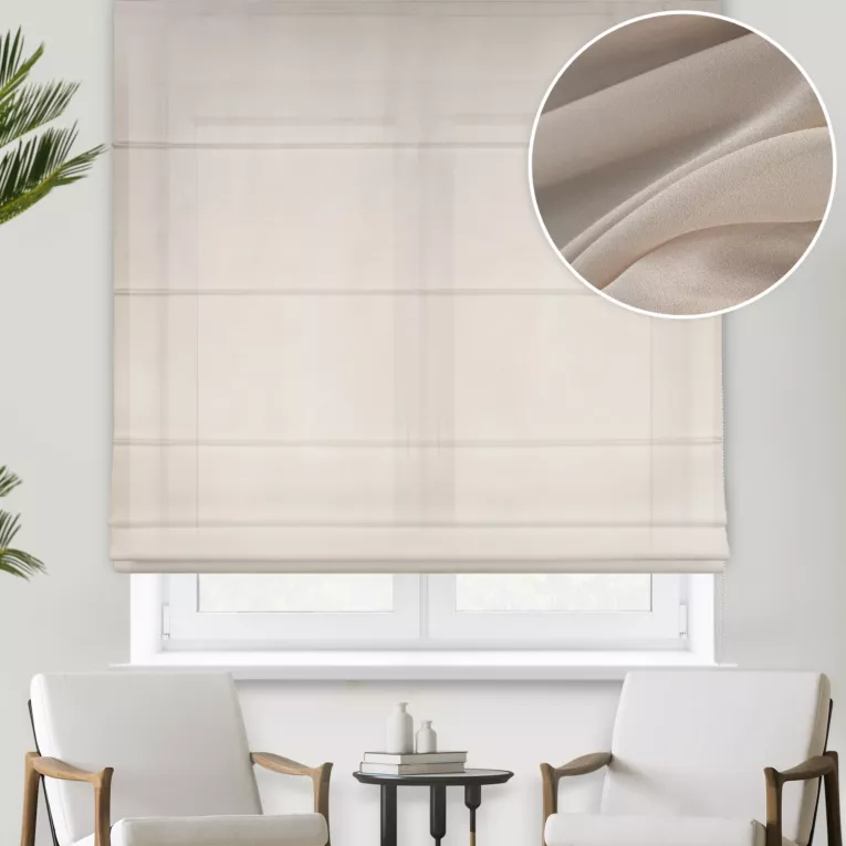 Roleta rzymska beżowa z miękkiej i połyskliwej tkaniny, wykończona obciążnikiem