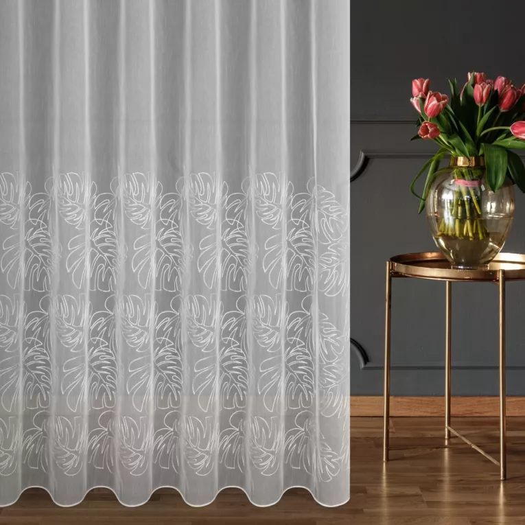 Firana szyta na przelotkach biało srebrna z matowej tkaniny ADEN haftowanej w botaniczny wzór, wykończona obciążnikiem