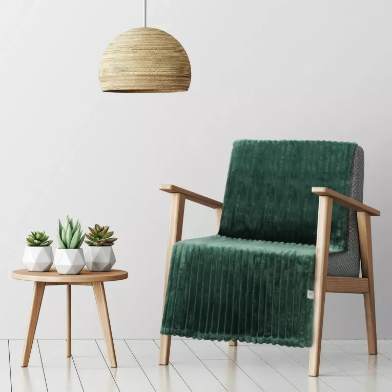 Narzuta na fotel /koc 70x160 cm ciemnozielona z wytłaczanym wzorem i efektem 3D SOFT DESIGN 91 Eurofirany