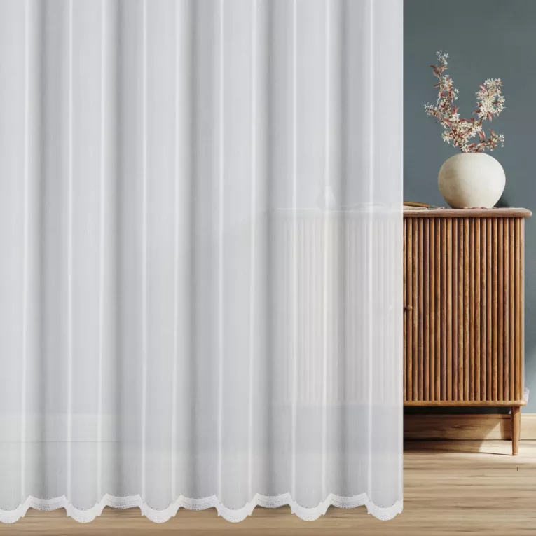 Firana szyta na przelotkach biała z tkaniny z efektem deszczyku, zdobionej u dołu haftem z kryształkami