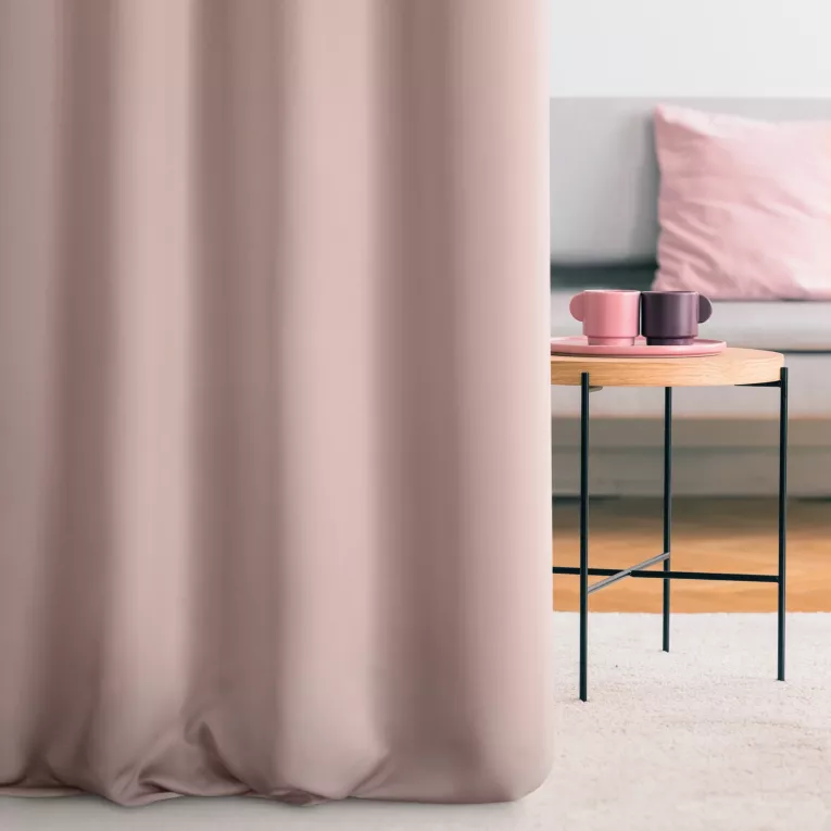 Zasłona szyta na przelotkach pudrowo różowo różowa z gładkiej tkaniny zaciemniającej typu dimout